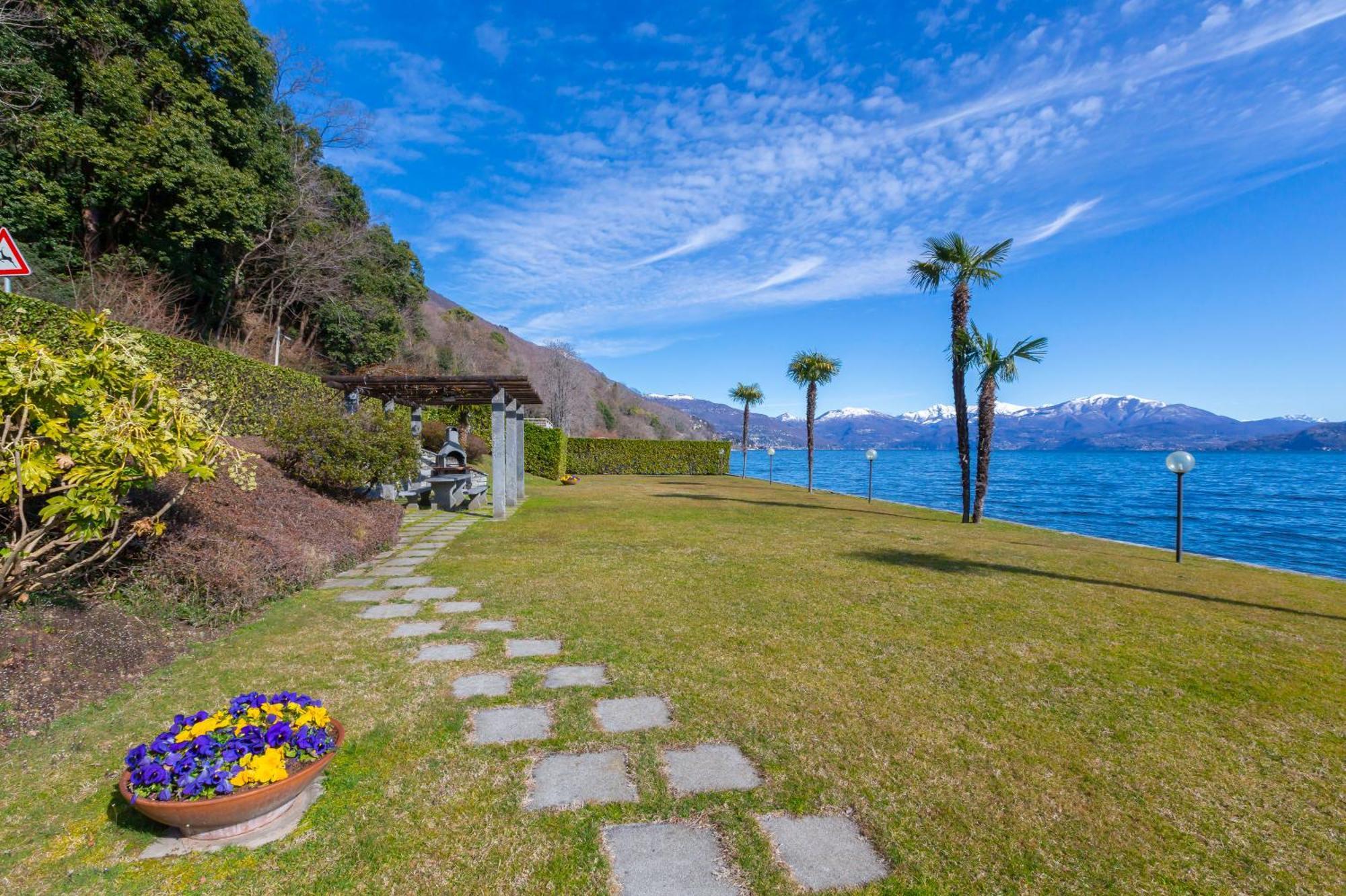 Blu Lake Apartment On Ghiffa Beach - Happy Rentals Ngoại thất bức ảnh